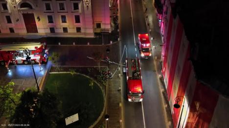 Exercițiu al pompierilor la Teatrul din Oradea: incendiu în zori de zi, mobilizare masivă, intervenție cu drone cu termoviziune (FOTO/VIDEO)