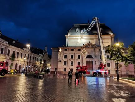 Exercițiu al pompierilor la Teatrul din Oradea: incendiu în zori de zi, mobilizare masivă, intervenție cu drone cu termoviziune (FOTO/VIDEO)