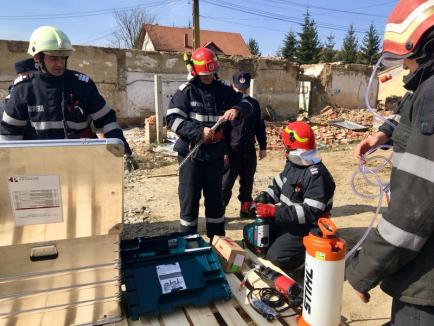 Scenariu de urgenţă, la Marghita: Incendiu urmat de explozie, victime prinse sub dărâmături (FOTO)