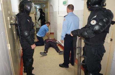 Exerciţiu la închisoare: Poliţişti, jandarmi şi pompieri au simulat o revoltă şi un incendiu în Penitenciarul Oradea (FOTO)