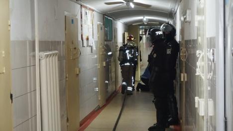 Exerciţiu la închisoare: Poliţişti, jandarmi şi pompieri au simulat o revoltă şi un incendiu în Penitenciarul Oradea (FOTO)