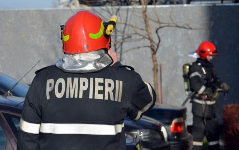 Bebeluş blocat în maşină, salvat de pompierii din Oradea