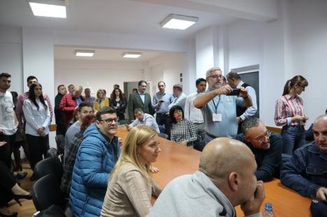 La PNL, bucurie cu măsură. Bolojan zice că „a fost o sărbătoare a democraţiei” şi anunţă continuarea campaniei pentru turul doi (FOTO / VIDEO)