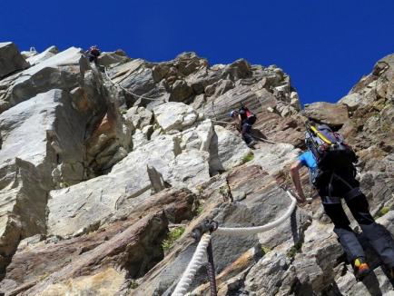 O echipă de montaniarzi orădeni, printre care şi trei universitari, a escaladat Alpii Pennini (FOTO)