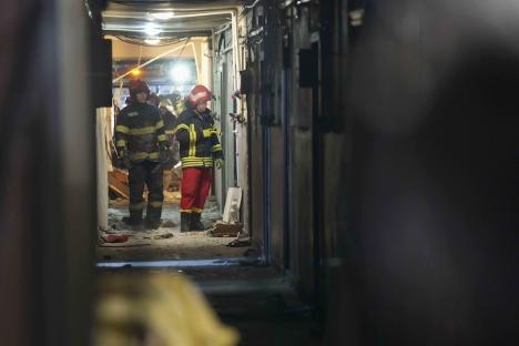 O explozie într-un bloc din Craiova a omorât o femeie și a rănit alte trei persoane. Pompierii caută eventuale victime sub dărâmături (FOTO/VIDEO)