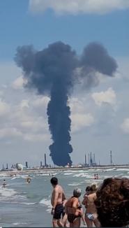 Explozie la rafinăria Petromidia din Năvodari. ISU: 'Rămâneţi în locuinţe, închideţi geamurile' (FOTO / VIDEO)