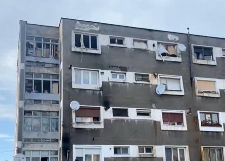 Explozie la etajul 4 într-un bloc din Ştei. Când au verificat apartamentele, pompierii au găsit un cadavru în descompunere (FOTO / VIDEO)