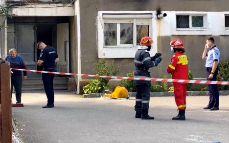 Explozie la etajul 4 într-un bloc din Ştei. Când au verificat apartamentele, pompierii au găsit un cadavru în descompunere (FOTO / VIDEO)