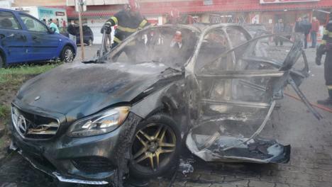 Mână criminală: Un Mercedes a explodat într-o parcare din Arad. Șoferul, un cunoscut om de afaceri, a murit carbonizat (FOTO / VIDEO)