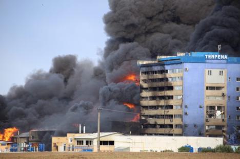 Incendiu toxic la o fabrică din Orăştie: Aproape 400 de persoane au fost evacuate