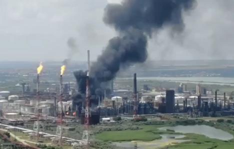 Explozie la rafinăria Petromidia din Năvodari. ISU: 'Rămâneţi în locuinţe, închideţi geamurile' (FOTO / VIDEO)