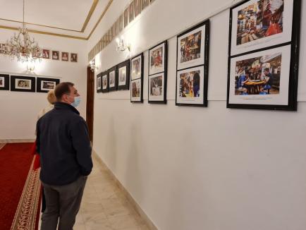 Fotografii cu localnici din Bali și Singapore, ale unui artist premiat, expuse la Filarmonică și în Cetatea Oradea (FOTO)