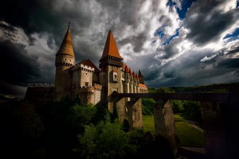 „Locuri. Oameni. Stări”: O farmacistă își expune fotografiile la Oradea (FOTO)