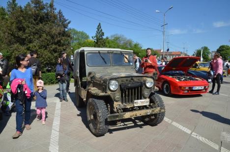 Maşinile de epocă, scoase la expoziţie în centrul Oradiei (FOTO/VIDEO)
