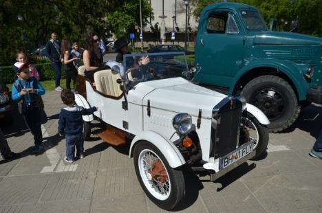 Maşinile de epocă, scoase la expoziţie în centrul Oradiei (FOTO/VIDEO)