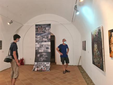 Expoziţia 'Tom-be-ron', la Oradea: 'Artiştii sunt aruncaţi la gunoi!' (FOTO)
