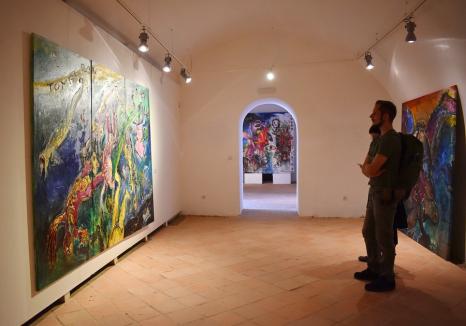 'Libertate totală': Expoziţie de picturi, sculpturi şi instalaţii în Cetatea Oradea