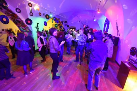 Discoteca din muzeu: Zeci de orădeni de toate vârstele au dansat pe hiturile anilor '70 și '80, la Muzeul orașului Oradea (FOTO / VIDEO)