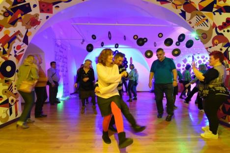 Discoteca din muzeu: Zeci de orădeni de toate vârstele au dansat pe hiturile anilor '70 și '80, la Muzeul orașului Oradea (FOTO / VIDEO)