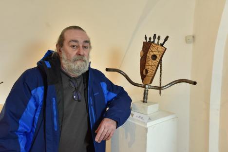 Ovidiu Pascu, artistul rebel. Expoziţie cu 'trepte spre cer' şi 'umbrelă pentru timp frumos', la Cetate (FOTO)