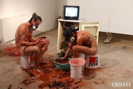 Macabru sau artă? Expoziţie în fundul gol, cu urină şi miros de cadavre în Oradea (FOTO)