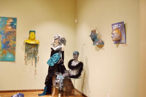 De la realitate la poveste: Măști folosite în tratamentul bolnavilor de cancer au noi forme și culori, într-o expoziție deschisă la Oradea (FOTO)