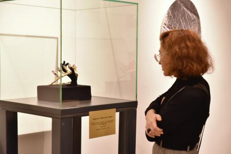„O extravaganţă”: Diademă cu ametiste, bijuterii cu fire de păr şi cuarț, într-o nouă expoziţie la Muzeul Ţării Crişurilor (FOTO/VIDEO)
