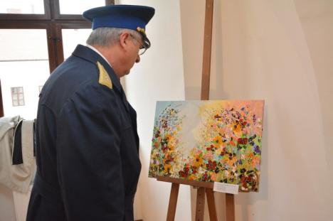 Polițista cu cuțitul: Purtătoarea de cuvânt a Poliției Bihor și-a expus tablourile realizate printr-o tehnică specială (FOTO)