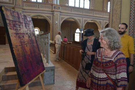 'Curcubeie descompuse'. Sinagoga Zion găzduieşte o expoziţie de pictură abstractă semnată de Harris Wallmen (FOTO/VIDEO)