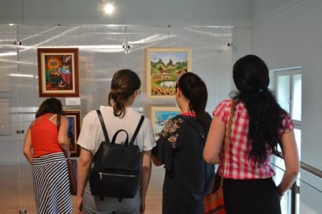 Culoare și veselie: S-a deschis Salonul Internațional de Artă Naivă, la Muzeul Țării Crișurilor (FOTO)