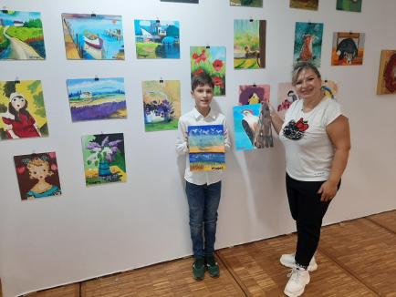 Un copil în vârstă de 10 ani din Oradea și-a expus picturile la Paris (FOTO)