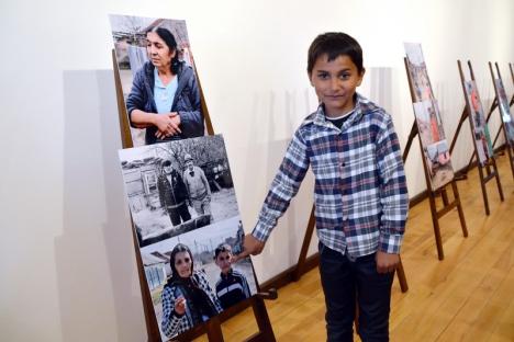 Elevi cu aparatul în gât: Romii din Tinca, protagoniştii unei expoziţii de fotografie (FOTO/VIDEO)