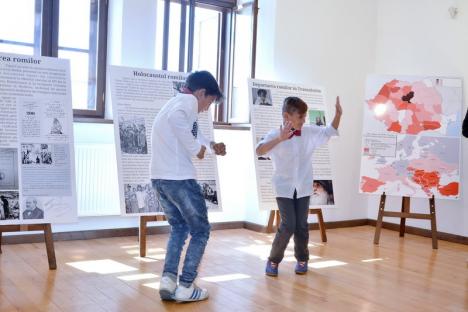 Elevi cu aparatul în gât: Romii din Tinca, protagoniştii unei expoziţii de fotografie (FOTO/VIDEO)