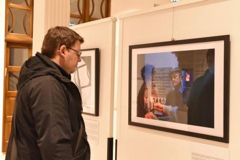 „Dacă nu ne confruntăm cu istoria, riscăm să o repetăm”: Ziua Comemorării Holocaustului, marcată la Oradea printr-o expoziție a unui fotograf american (FOTO)