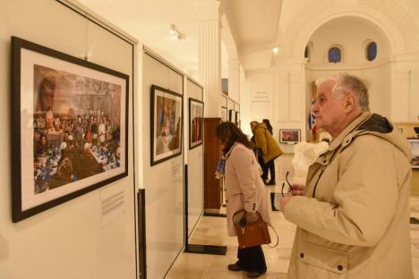 „Dacă nu ne confruntăm cu istoria, riscăm să o repetăm”: Ziua Comemorării Holocaustului, marcată la Oradea printr-o expoziție a unui fotograf american (FOTO)