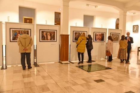 „Dacă nu ne confruntăm cu istoria, riscăm să o repetăm”: Ziua Comemorării Holocaustului, marcată la Oradea printr-o expoziție a unui fotograf american (FOTO)