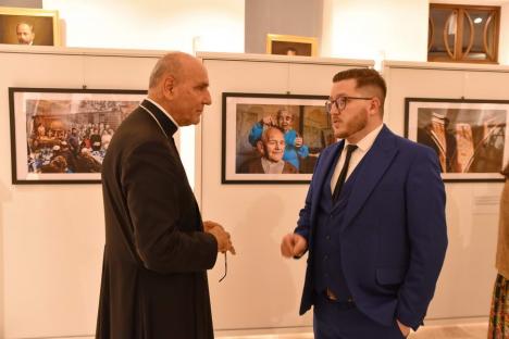 „Dacă nu ne confruntăm cu istoria, riscăm să o repetăm”: Ziua Comemorării Holocaustului, marcată la Oradea printr-o expoziție a unui fotograf american (FOTO)