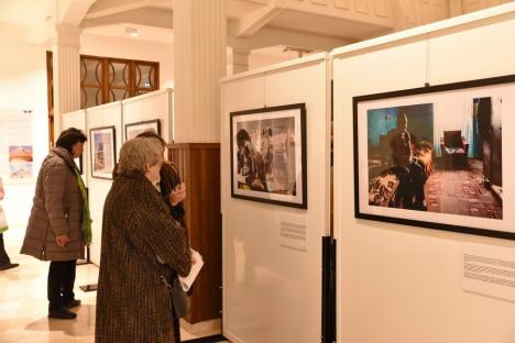 „Dacă nu ne confruntăm cu istoria, riscăm să o repetăm”: Ziua Comemorării Holocaustului, marcată la Oradea printr-o expoziție a unui fotograf american (FOTO)