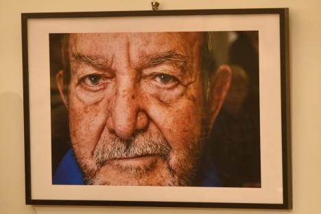 „Dacă nu ne confruntăm cu istoria, riscăm să o repetăm”: Ziua Comemorării Holocaustului, marcată la Oradea printr-o expoziție a unui fotograf american (FOTO)