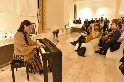 „Dacă nu ne confruntăm cu istoria, riscăm să o repetăm”: Ziua Comemorării Holocaustului, marcată la Oradea printr-o expoziție a unui fotograf american (FOTO)