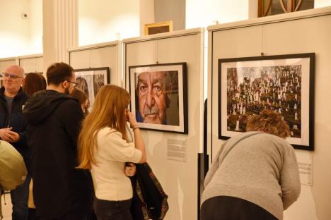 „Dacă nu ne confruntăm cu istoria, riscăm să o repetăm”: Ziua Comemorării Holocaustului, marcată la Oradea printr-o expoziție a unui fotograf american (FOTO)