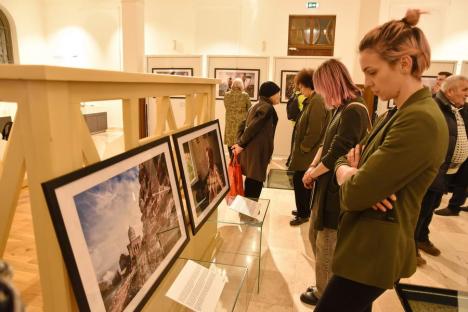 „Dacă nu ne confruntăm cu istoria, riscăm să o repetăm”: Ziua Comemorării Holocaustului, marcată la Oradea printr-o expoziție a unui fotograf american (FOTO)