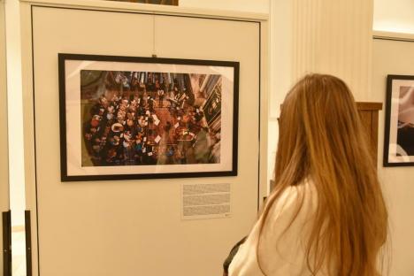 „Dacă nu ne confruntăm cu istoria, riscăm să o repetăm”: Ziua Comemorării Holocaustului, marcată la Oradea printr-o expoziție a unui fotograf american (FOTO)