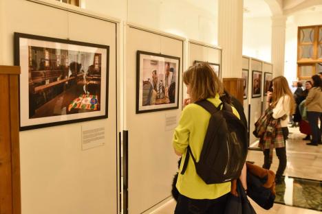 „Dacă nu ne confruntăm cu istoria, riscăm să o repetăm”: Ziua Comemorării Holocaustului, marcată la Oradea printr-o expoziție a unui fotograf american (FOTO)