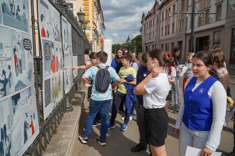Never forget, never again: Istoria evreilor din Oradea, surprinsă în benzi desenate inspirate de elevi și amplasate pe gardul Sinagogii Sion (FOTO)