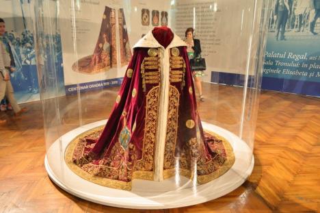 'Însemnele regalităţii': Coroana de oţel, mantia şi sceptrul Regelui Ferdinand Întregitorul pot fi admirate în sala mare a Primăriei Oradea (FOTO)