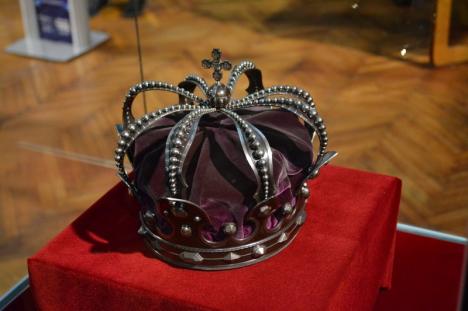 'Însemnele regalităţii': Coroana de oţel, mantia şi sceptrul Regelui Ferdinand Întregitorul pot fi admirate în sala mare a Primăriei Oradea (FOTO)