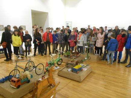 Incursiune în lumea celor mici: la Muzeul Ţării Crişurilor a fost deschisă o expoziţie de jocuri şi jucării (FOTO)
