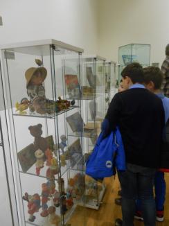 Incursiune în lumea celor mici: la Muzeul Ţării Crişurilor a fost deschisă o expoziţie de jocuri şi jucării (FOTO)