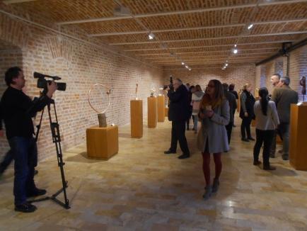 „Lumea contemporană. Puncte de vedere”: La Muzeul Țării Crișurilor a fost vernisată expoziția de sculptură a artistului Ovidiu Pascu (FOTO)